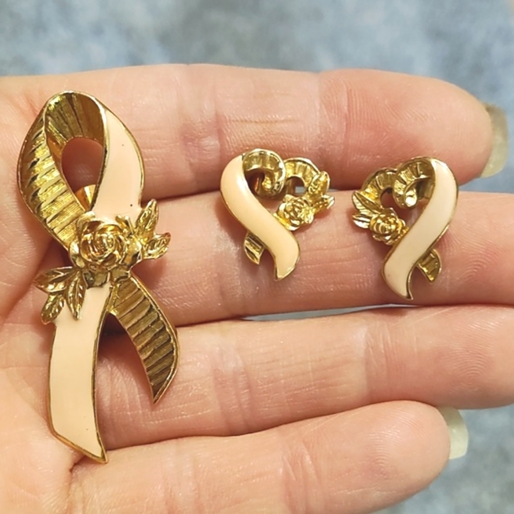 AVON 70s VINTAGE LIGHT PINK ENAMEL BREAST CANCER AWARENESS PIN AND EARRING SET